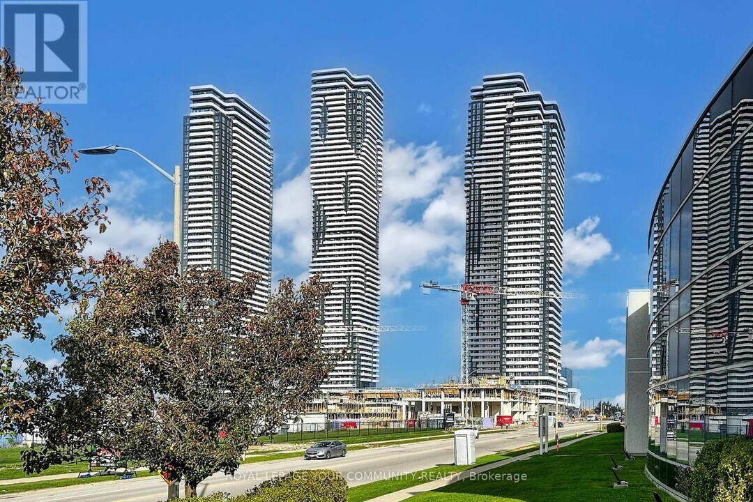 28 Interchange Wy in Vaughan, ON - Building Photo