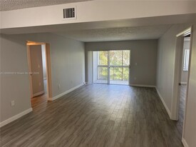721 N Pine Island Rd in Plantation, FL - Building Photo