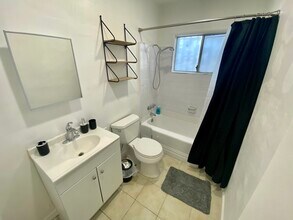 1513 W Florence Ave in Los Angeles, CA - Foto de edificio - Building Photo