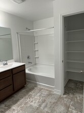 10643 W Military Dr, Unit 3 in San Antonio, TX - Foto de edificio - Building Photo