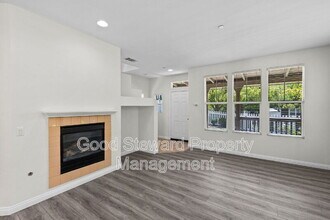 6 Lindenwood Farm in Mission Viejo, CA - Building Photo - Building Photo