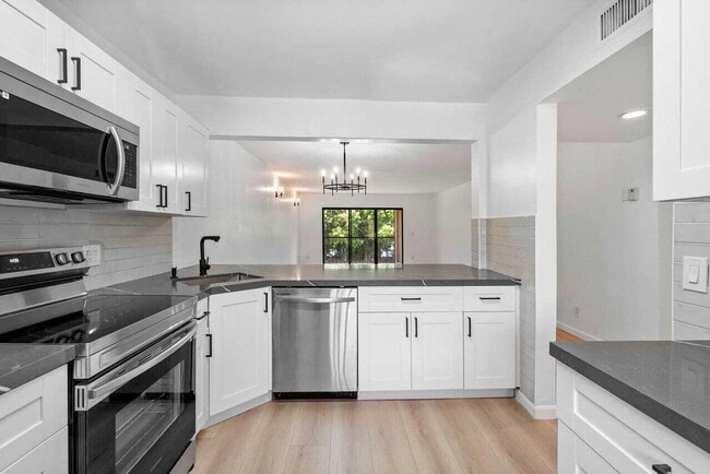 341 Lakeview Dr, Unit 203 in Weston, FL - Foto de edificio - Building Photo