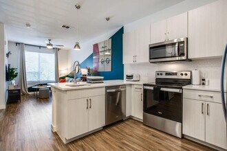 2435 E Riverside Dr in Austin, TX - Building Photo - Building Photo