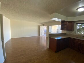 The Frontier in Reseda, CA - Foto de edificio - Building Photo
