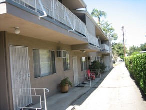 15114 Dickens St in Sherman Oaks, CA - Building Photo - Building Photo