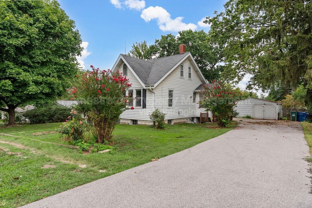 3215 St Catherine St in Florissant, MO - Foto de edificio