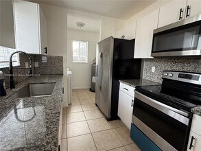 2155 NW 64th St in Miami, FL - Foto de edificio - Building Photo