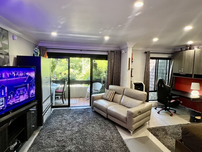 950 N Kings Rd, Unit Updated Gorgeous Condo in West Hollywood, CA - Building Photo - Building Photo