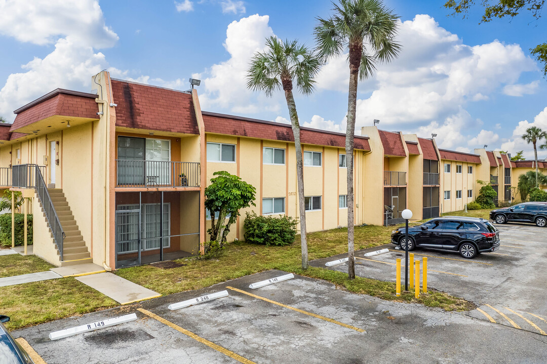 2910-2946 NW 55th Ave in Lauderhill, FL - Building Photo