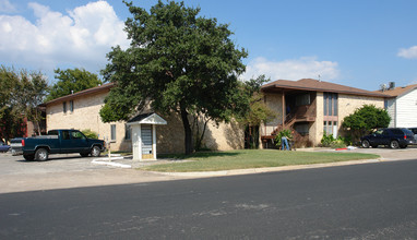 1318 Lamar Square Dr in Austin, TX - Building Photo - Building Photo