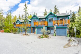 1022 Rundleview Dr in Canmore, AB - Building Photo