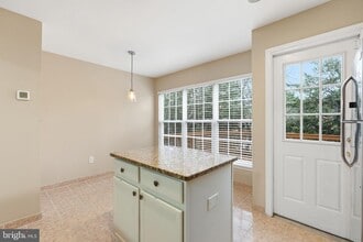 8074 Sebon Dr in Vienna, VA - Foto de edificio - Building Photo