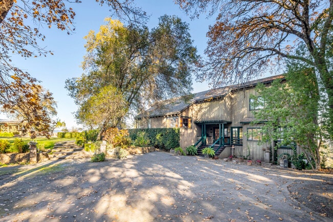 4040 Spring Mountain Rd in St Helena, CA - Building Photo - Building Photo