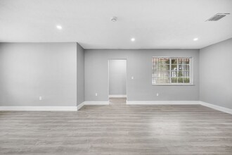 645 NE 149th St in Miami, FL - Foto de edificio - Building Photo