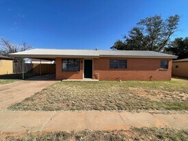 104 Chicago Dr in Lamesa, TX - Building Photo