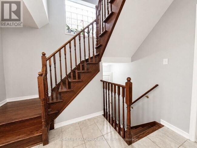 103 Starr Crescent in Aurora, ON - Building Photo - Building Photo