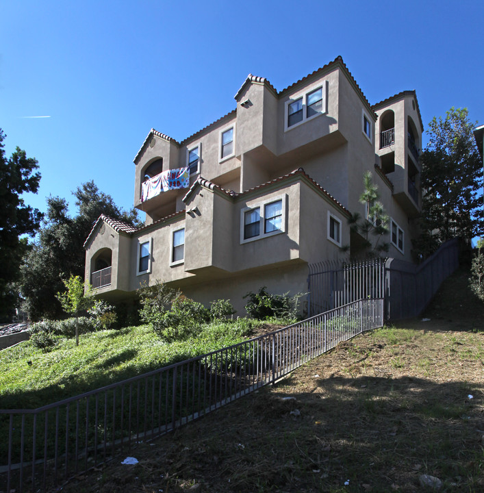 4733 Woodside Dr in Los Angeles, CA - Building Photo