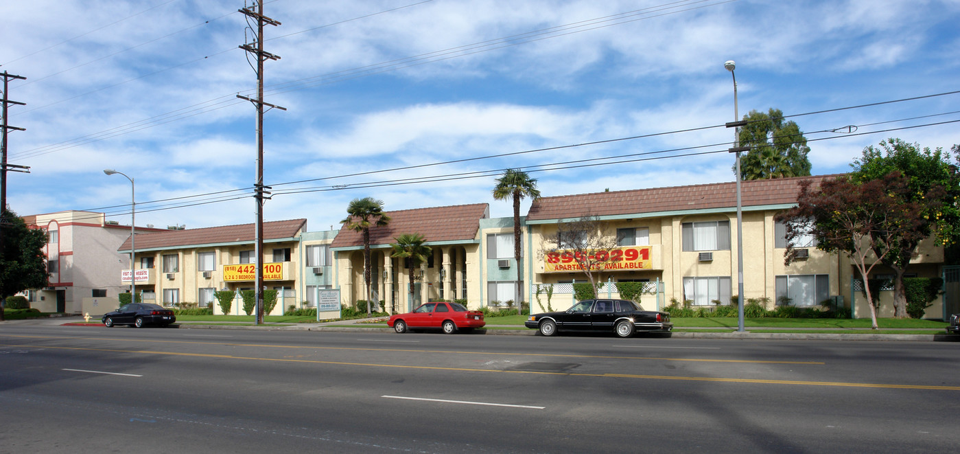 Casa Bonita Apartments in Van Nuys, CA - Building Photo