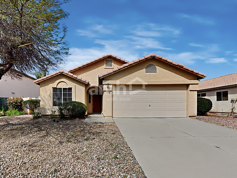 7374 W Peppertree Ln in Glendale, AZ - Building Photo