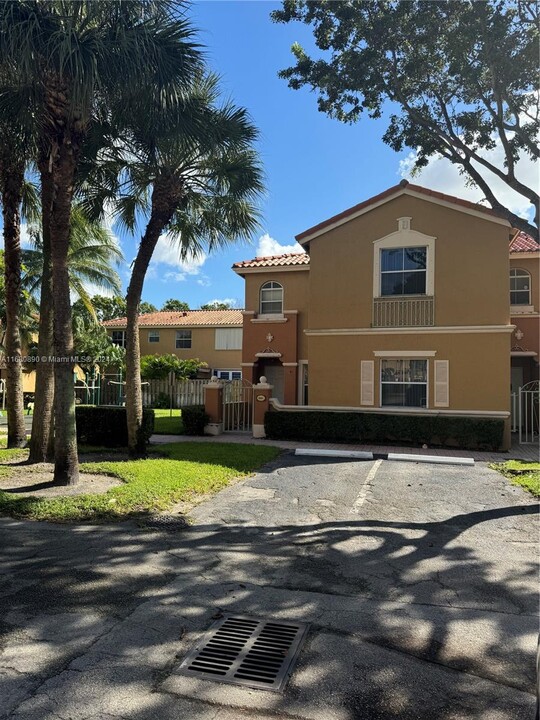 8510 NW 138th Terrace in Miami Lakes, FL - Building Photo