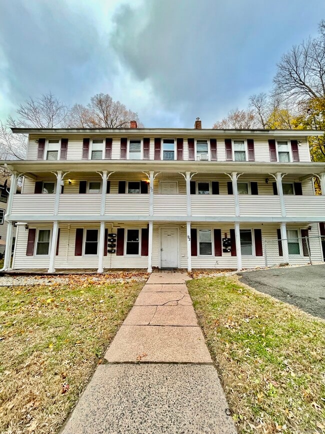 92 W Main St in Vernon, CT - Foto de edificio - Building Photo