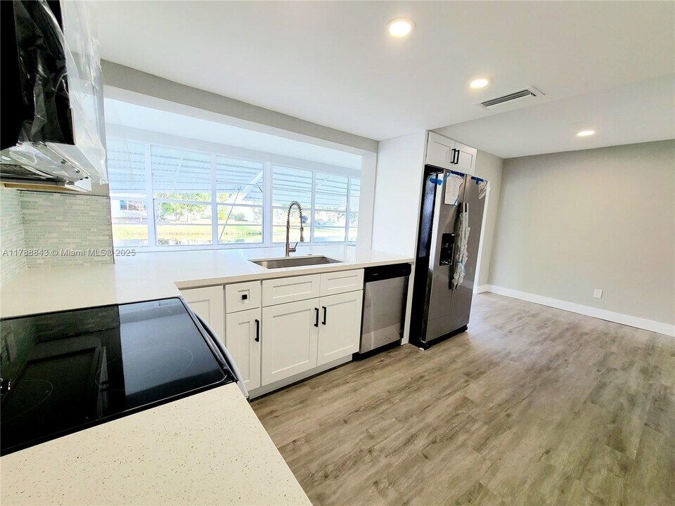 4230 NW 52nd Ave in Lauderdale Lakes, FL - Building Photo