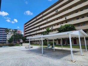1780 NE 191st St, Unit 409 in Miami, FL - Building Photo - Building Photo