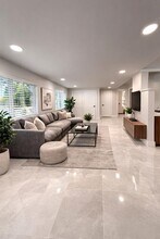 916 NE 2nd St in Hallandale Beach, FL - Foto de edificio - Building Photo