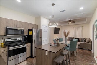 10 N Hester St in Edinburg, TX - Building Photo - Building Photo