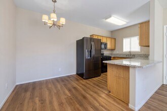 5655 E Sahara Ave in Las Vegas, NV - Foto de edificio - Building Photo