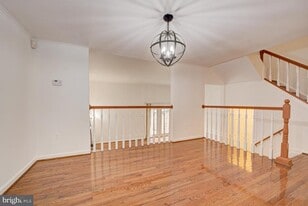 27 Briarstone Ln in Gaithersburg, MD - Building Photo
