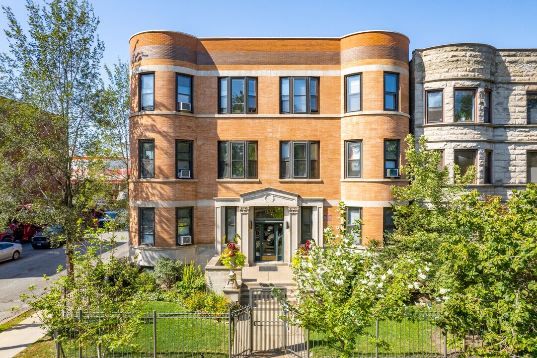5700 N Winthrop Ave in Chicago, IL - Foto de edificio