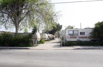 Magnolia Trailer Park in El Monte, CA - Foto de edificio - Building Photo