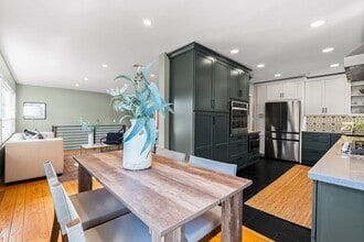 8124 Greenly Dr in Oakland, CA - Foto de edificio - Building Photo