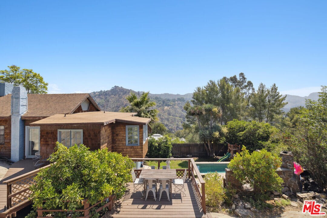 19784 Vision Trail in Topanga, CA - Building Photo