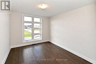 180 Hawkeswood Dr in Ottawa, ON - Building Photo - Building Photo