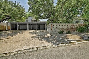 2404 McCall Rd in Austin, TX - Building Photo