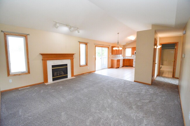 4368 Knotting Hill Ln NW in Rochester, MN - Building Photo - Building Photo