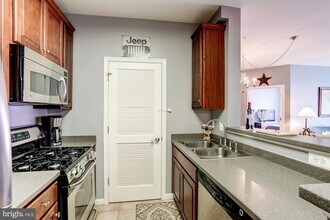 21228 McFadden Sq, Unit 211 in Sterling, VA - Building Photo - Building Photo