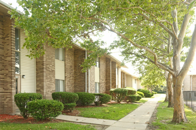 Camelot Apartments in Ypsilanti, MI - Building Photo - Building Photo