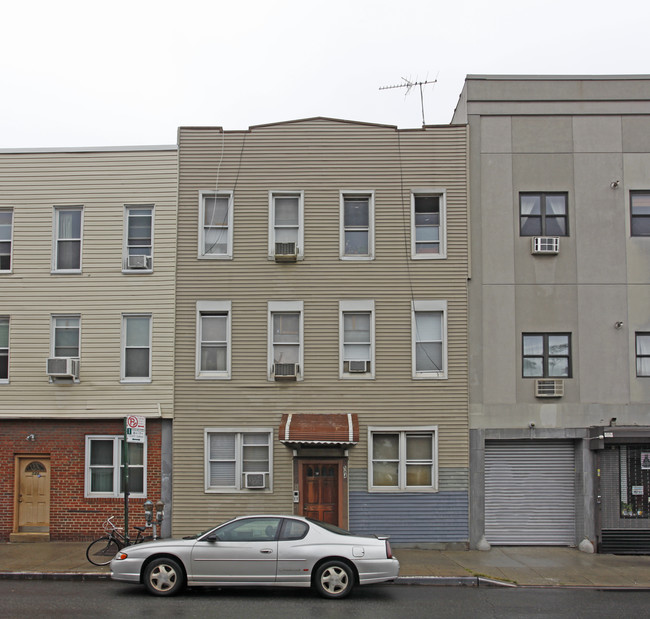 584 Manhattan Ave in Brooklyn, NY - Foto de edificio - Building Photo