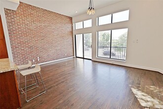 1320 Welch St in Houston, TX - Building Photo - Building Photo