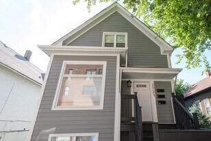2731 W St Georges Ct in Chicago, IL - Building Photo