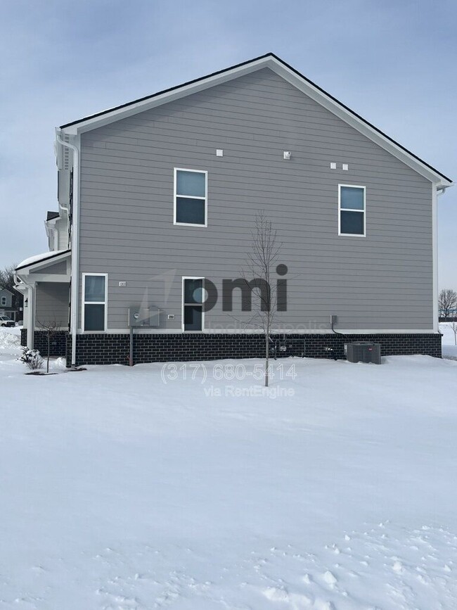 2948 Woods Edge Dr in Greenwood, IN - Building Photo - Building Photo