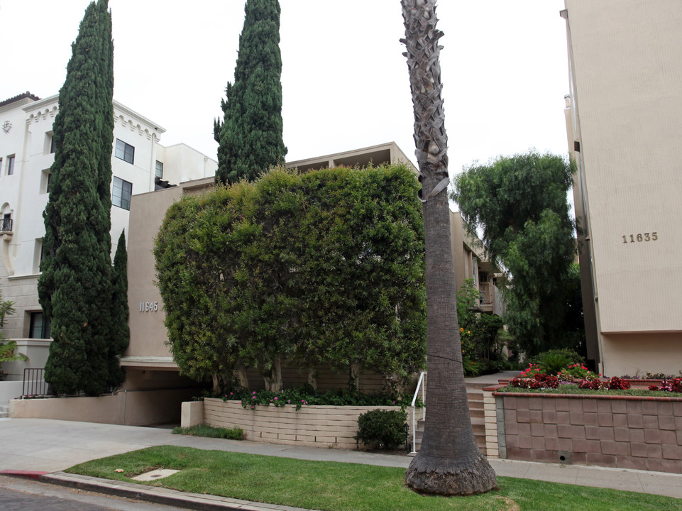 11645 Mayfield Ave in Los Angeles, CA - Building Photo