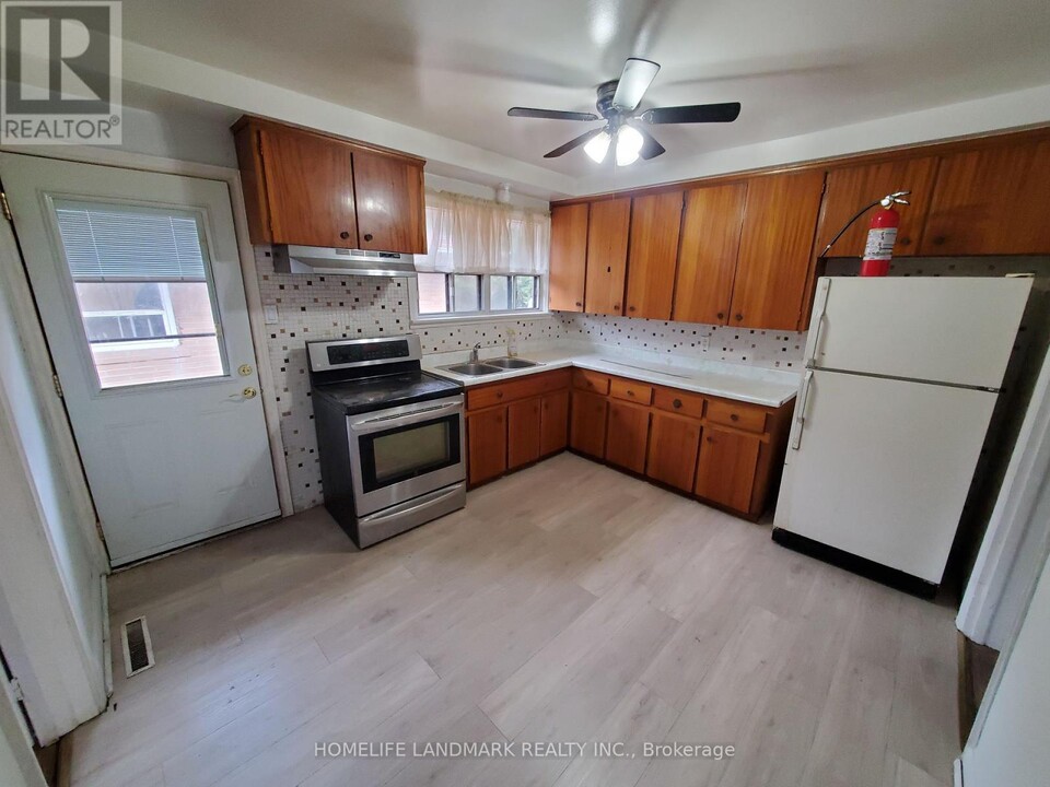62 Coe Hill Dr in Toronto, ON - Building Photo