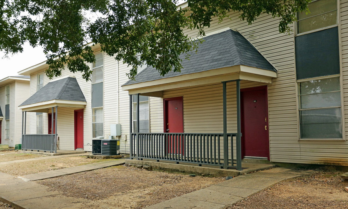 The Oaks in Montgomery, AL - Building Photo