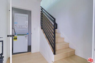 11812 1/2 Gilmore St in Los Angeles, CA - Building Photo - Building Photo