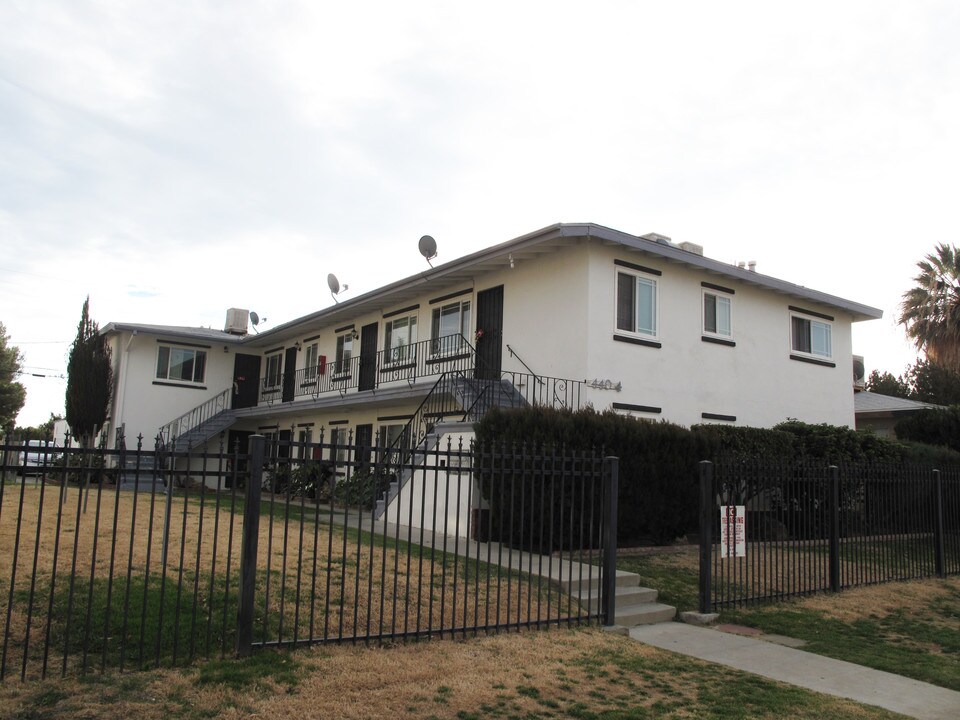 44064 Beech Ave in Lancaster, CA - Foto de edificio