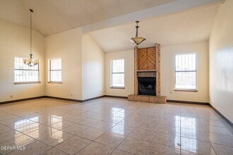 1442 Sierra De Oro Dr in El Paso, TX - Building Photo - Building Photo